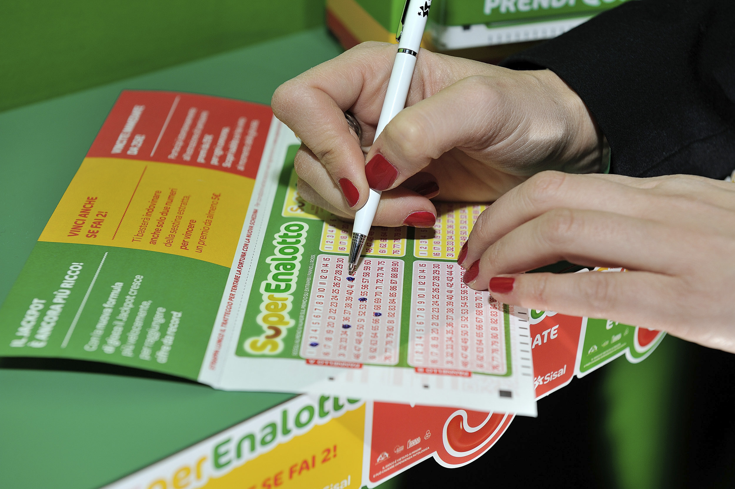 Sicilia protagonista al SuperEnalotto: centrati due “5” a Messina e Palermo