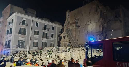 A Bari crolla una palazzina: si sta scavando tra le macerie
