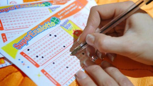 Vincita al Lotto grazie all’intelligenza artificiale: l’impresa di tre studenti utilizzando algoritmi matematici