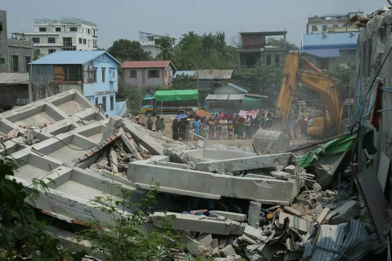 In Myanmar si scava tra macerie alla ricerca di sopravvissuti al terremoto