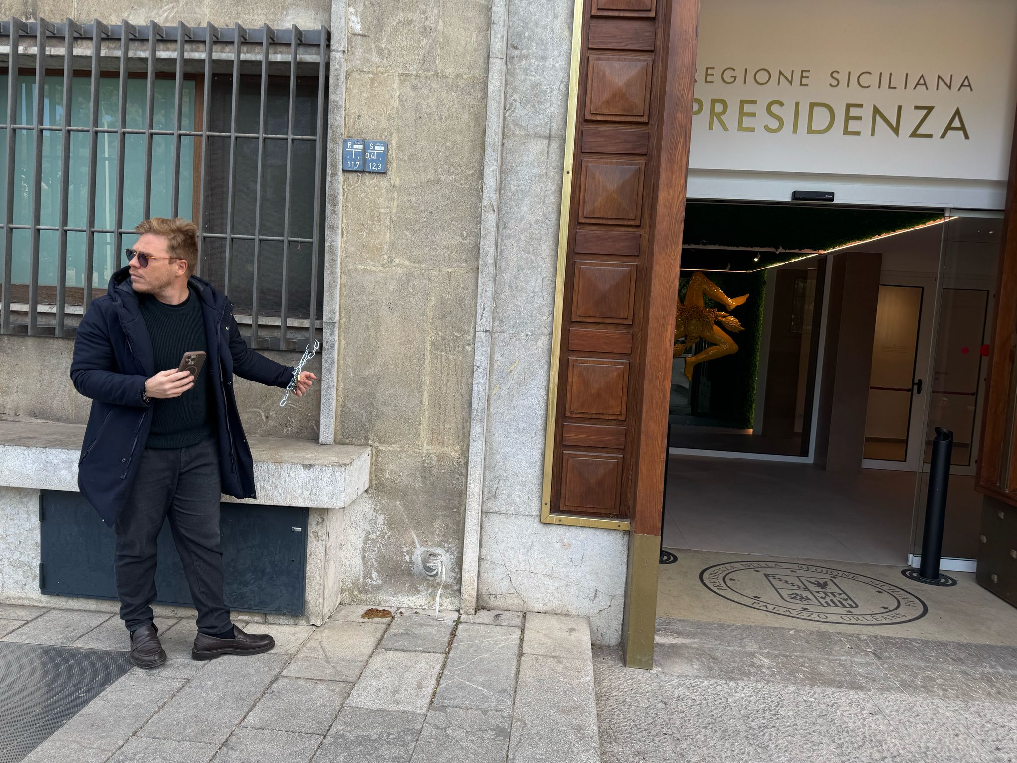 Sicilia. Il deputato La Vardera s’incatena davanti Palazzo d’Orleans: “Legge anticrack ancora inapplicata”