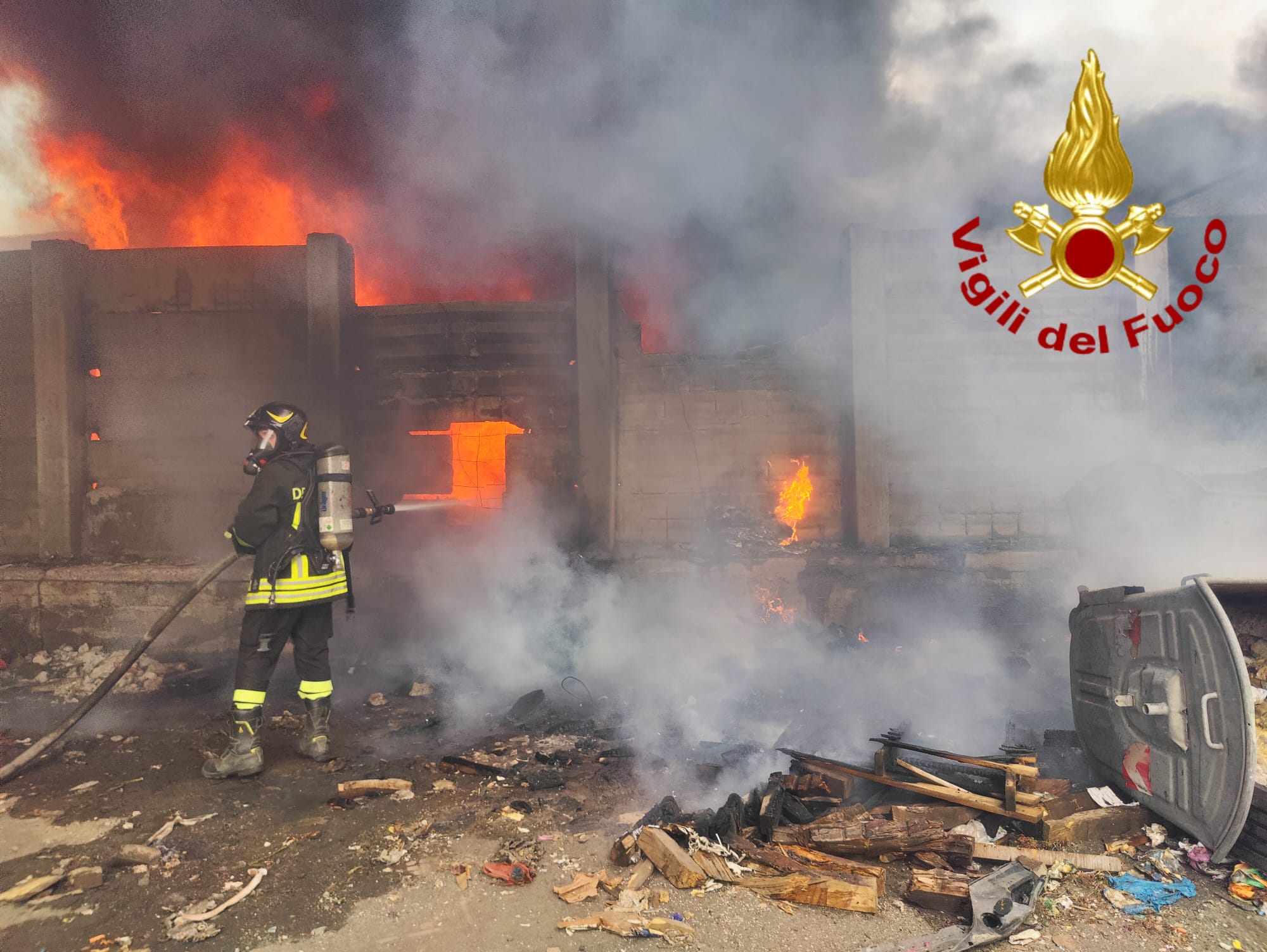 Incendio ex Italcementi a Catania, a fuoco rifiuti e materiali di scarto