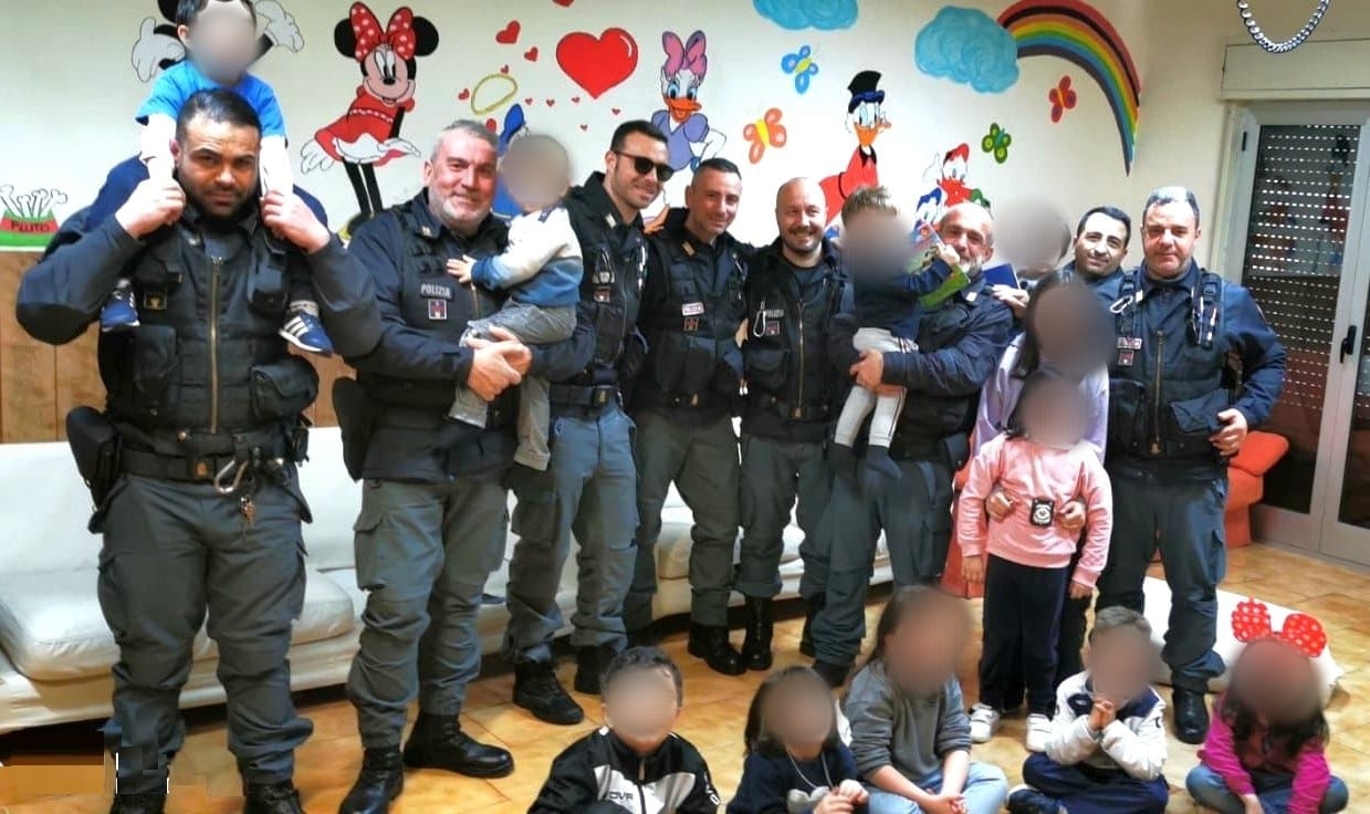 Caltanissetta. I poliziotti del 12° Reparto Mobile di Reggio Calabria in visita ai bambini de “La Casa del Sorriso Onlus”