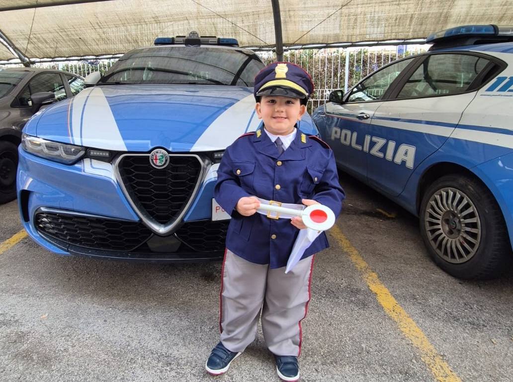 Maurizio, piccolo fan della Polizia, visita la Questura e sale su volante e moto volante
