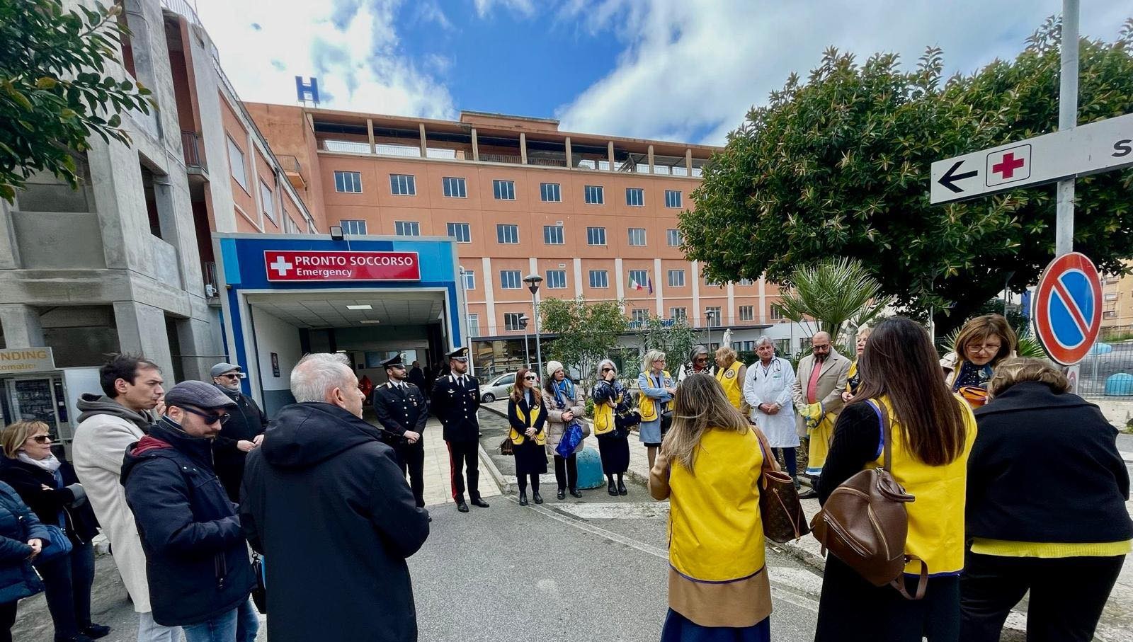 Gela. Nel cortile d’ingresso dell’Ospedale “Vittorio Emanuele” lapide in memoria di tutte le donne vittime di violenze