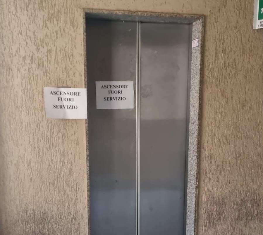 Sommatino. Ascensore non funzionante al Municipio. L’amministrazione risponde: “Ci siamo attivati per ripararlo prima possibile”