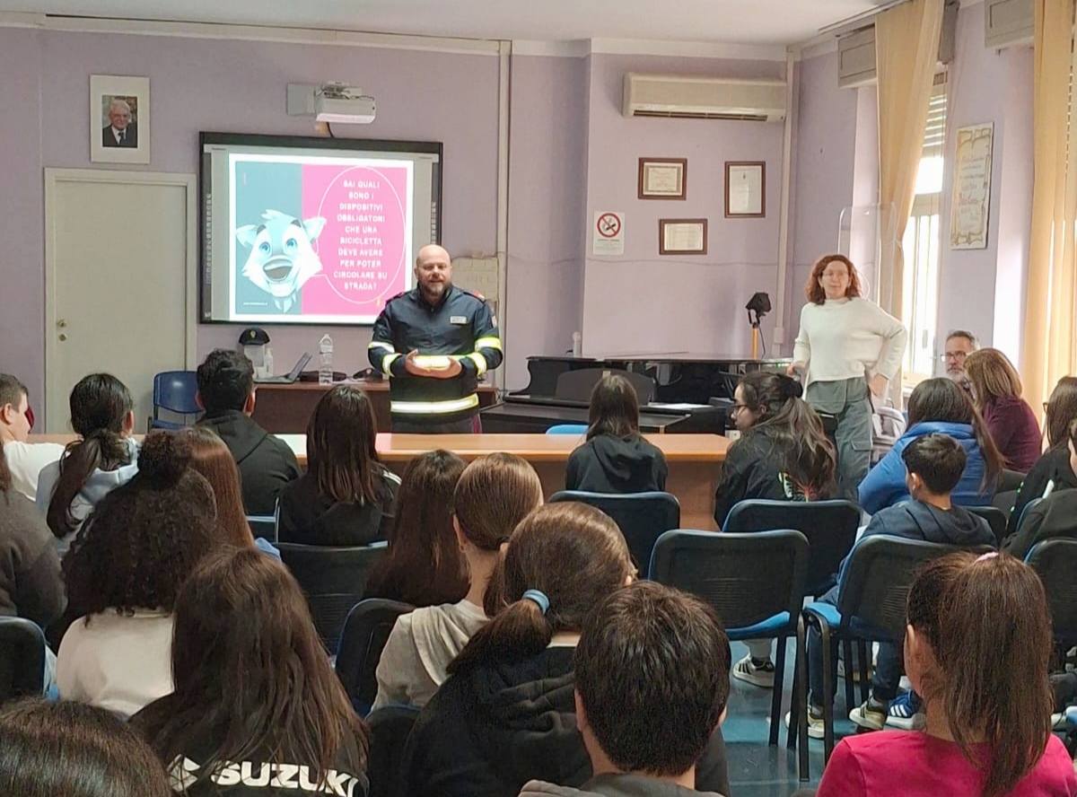 Caltanissetta. Il progetto di educazione stradale al centro dell’incontro tra Polizia e studenti alla scuola media “Pietro Leone”