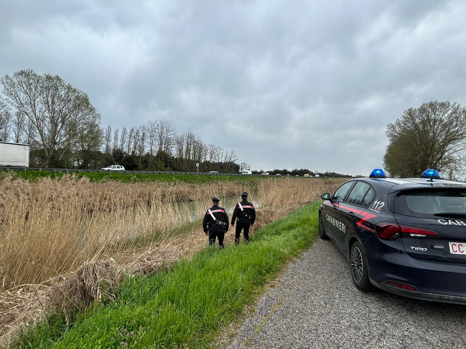 Carabinieri salvano ragazza di 24 anni finita con la sua auto nelle acque di un canale