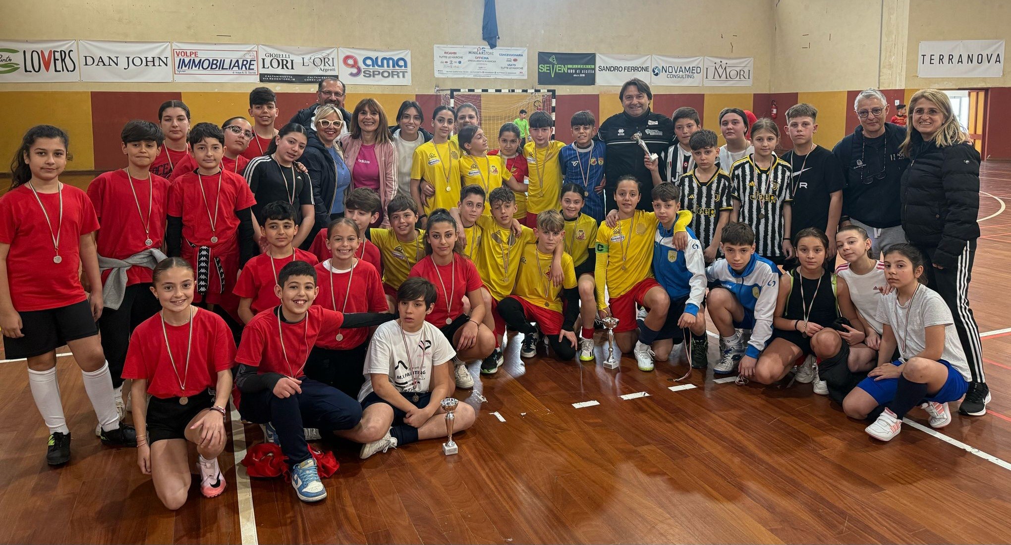 Gli alunni dell’Istituto scolastico comprensivo “Carducci” di Riesi nuovi campioni provinciali di Calcio a 5 misto