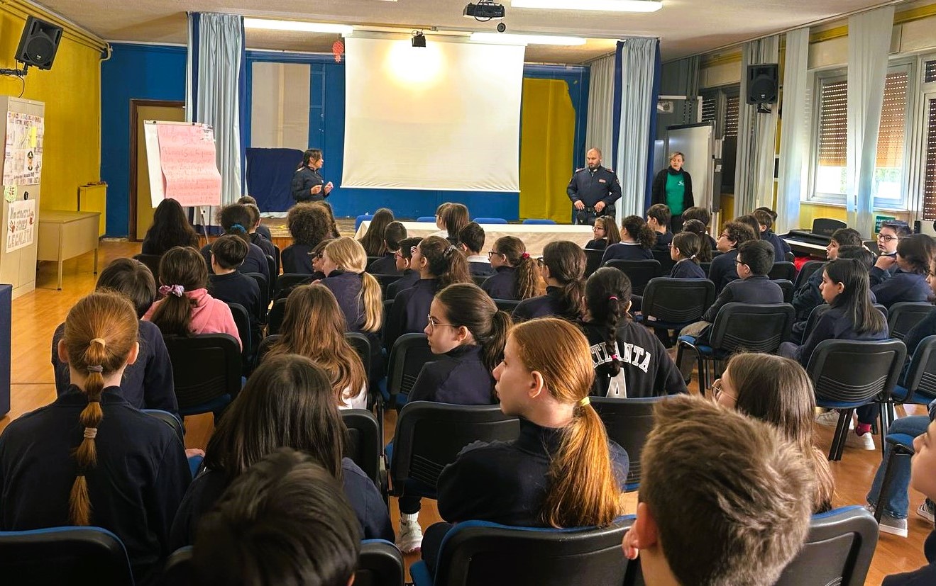 Caltanissetta. Incontro tra la Polizia e gli alunni della “Lombardo Radice” nell’ambito del progetto “Percorsi di Legalità”