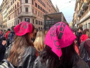8 marzo, in migliaia al corteo di Roma “contro la violenza patriarcale”