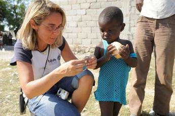 Aids, Mariavittoria Rava: “Dopo i tagli di Trump, ad Haiti abbiamo venduto 2 camion per i farmaci salvavita”