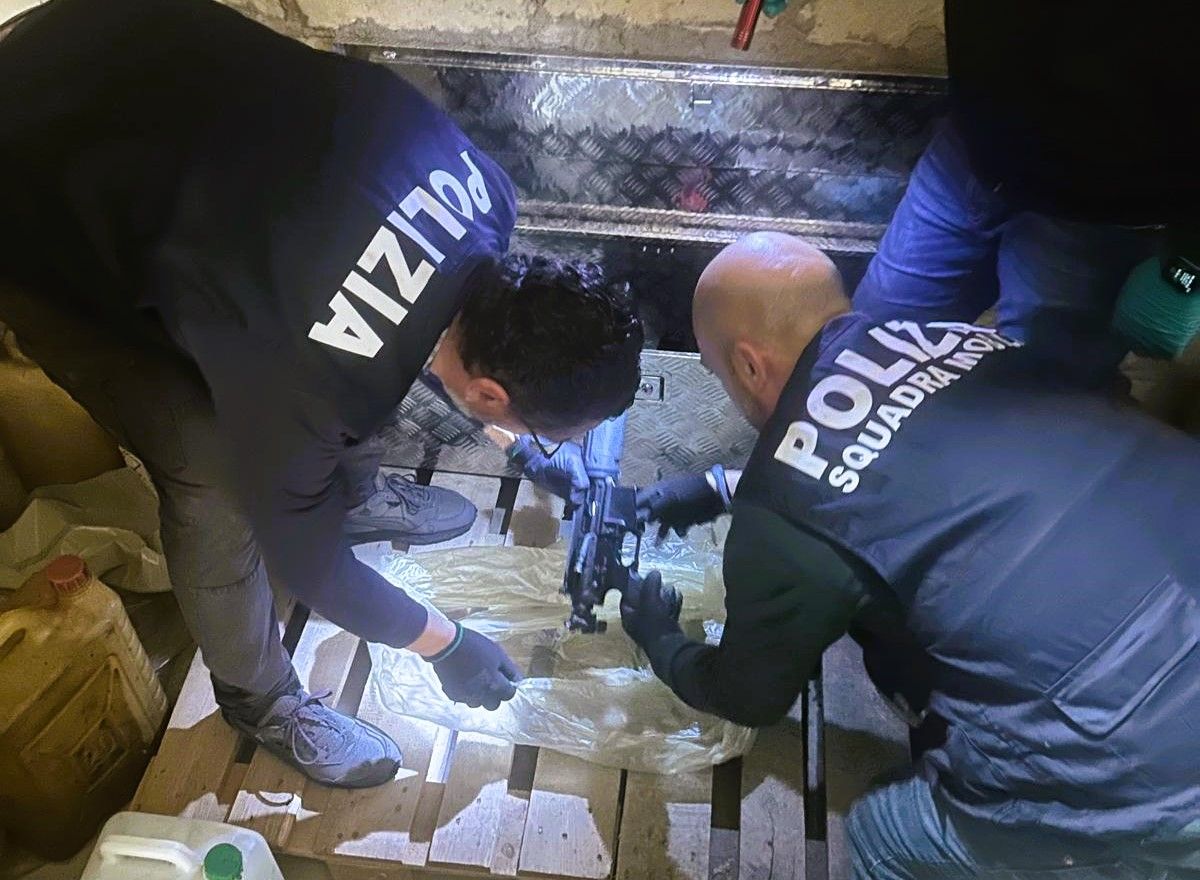 La Polizia scopre un arsenale di armi a Gela, arrestato un cinquantenne