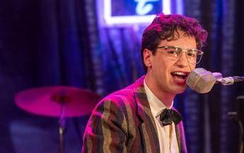 Ascolti tv, Rai1 stappa lo ‘Champagne’ per il film su Peppino Di Capri e vince il prime time