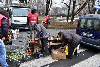 Calano i redditi familiari, 23,1% della popolazione a rischio povertà: i dati Istat