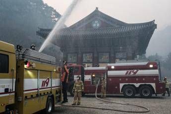 Caos incendi in Corea del Sud: 19 morti e 27mila evacuati