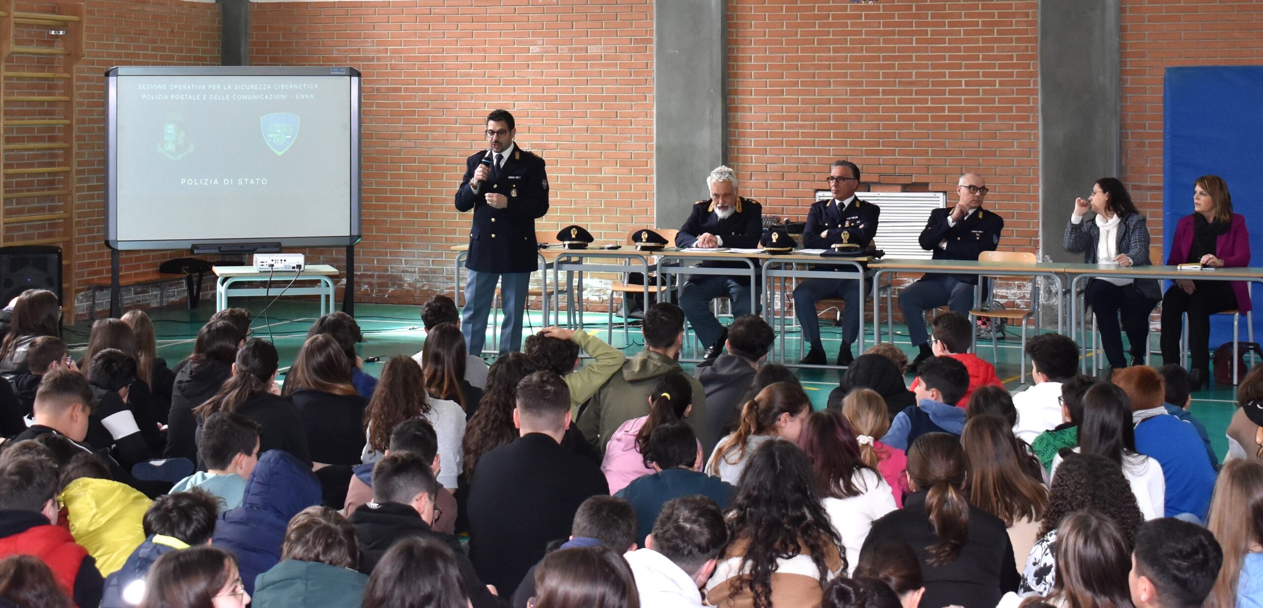 Cyberbullismo e bullismo, la Polizia incontra gli alunni e il personale docente dell’I.C. “Carmine San Felice” di Nicosia