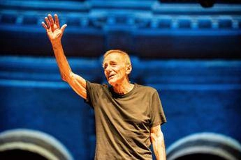 Domenica In, Roberto Vecchioni: “I giovani di oggi? Fragili e deboli”