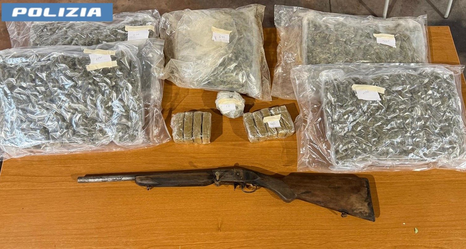 In una grotta a Catania trovati 6 chili di droga ed un fucile