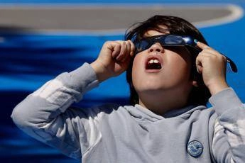 Eclissi di sole domani visibile anche in Italia, cosa succederà