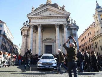 Eleonora Giorgi, al via i funerali: feretro nella Chiesa degli Artisti sulle note dei Pink Floyd