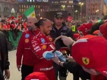 Ferrari, festa rossa a Milano. Hamilton: “Io e Leclerc lotteremo per il Mondiale”