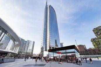 Fuorisalone di Milano, installazione AEG in Piazza Aulenti