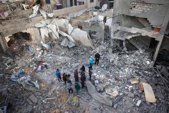 Gaza, al Jazeera: “Raid Israele nella notte, 16 morti”