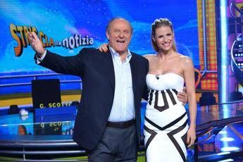 Gerry Scotti cade dalle scale di Striscia la notizia: il video virale