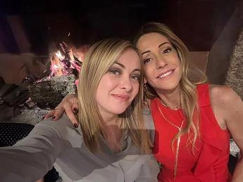 Giorgia e Arianna Meloni: “Chat delle mamme fondamentali”