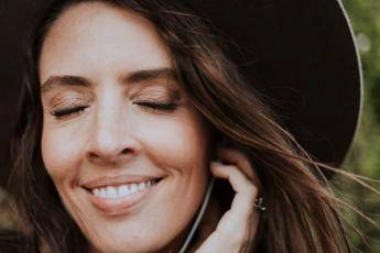 Giornata mondiale della felicità, la ‘Gen Z’ è quella che si sente più sola