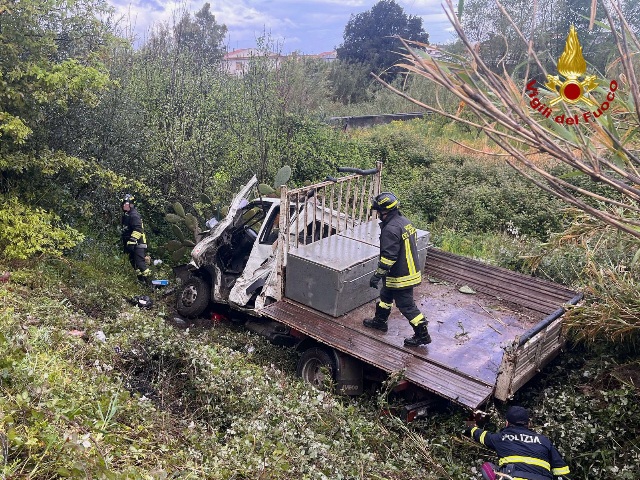 Furgone esce fuori strada e sfonda il guardrail sulla A20 in direzione Palermo, morto il conducente