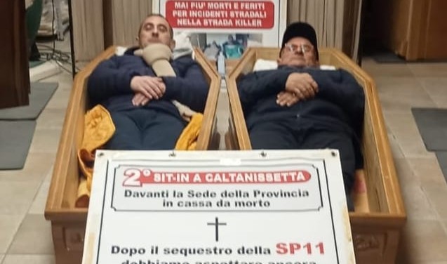 Caltanissetta. La protesta di Maida e Ristagno davanti la sede della Provincia dentro due casse da morto per evitare tragedie stradali