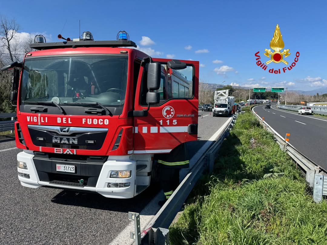 Incidente sulla A18 Messina-Catania, furgone si scontra con autofurgone fermo: 1 ferito
