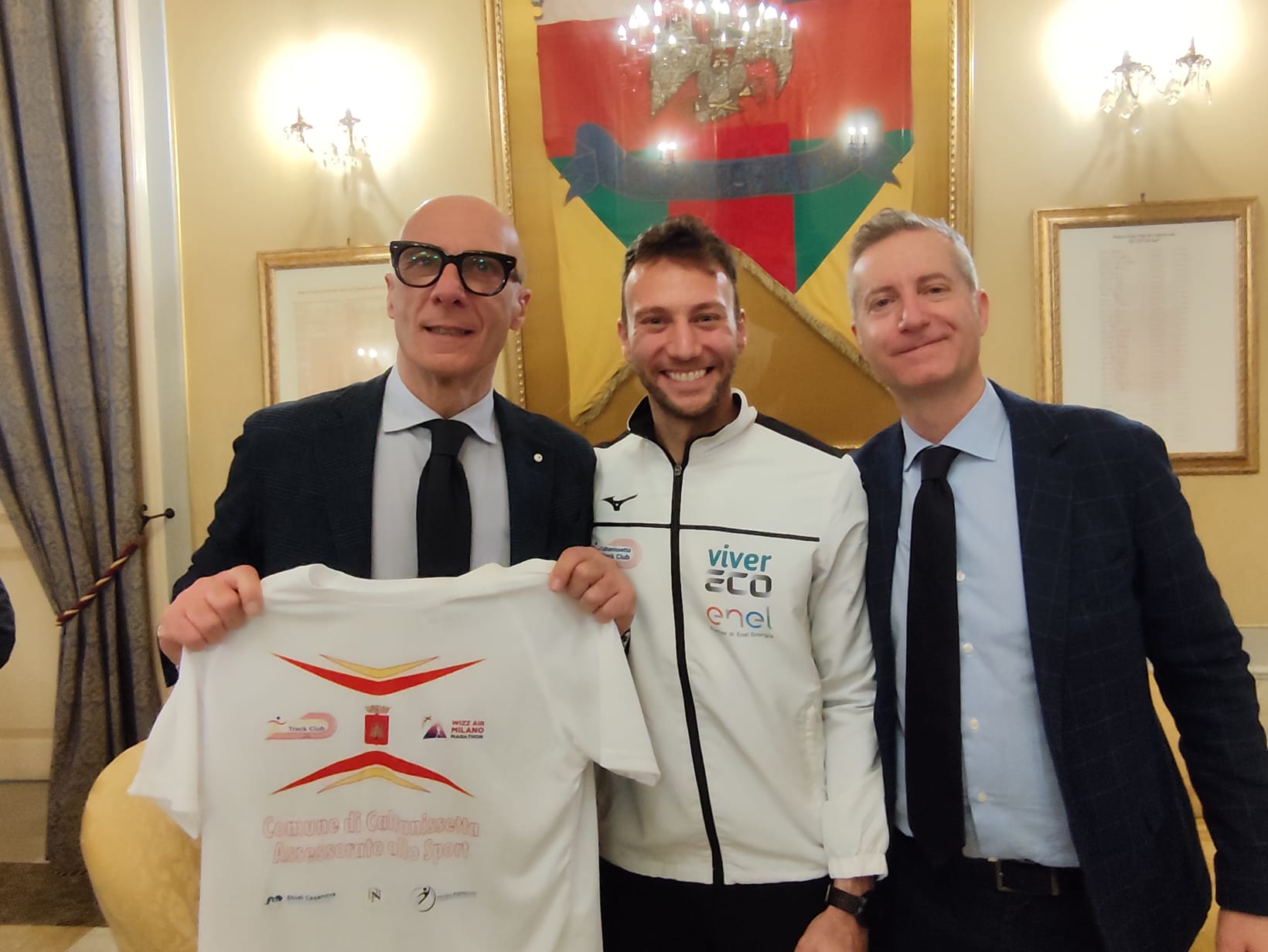 Caltanissetta. Al Comune presentata la maglia “Edizione Speciale”: il nisseno Corrado Sillitti la indosserà per affrontare la “Wizzair Milano Marathon”