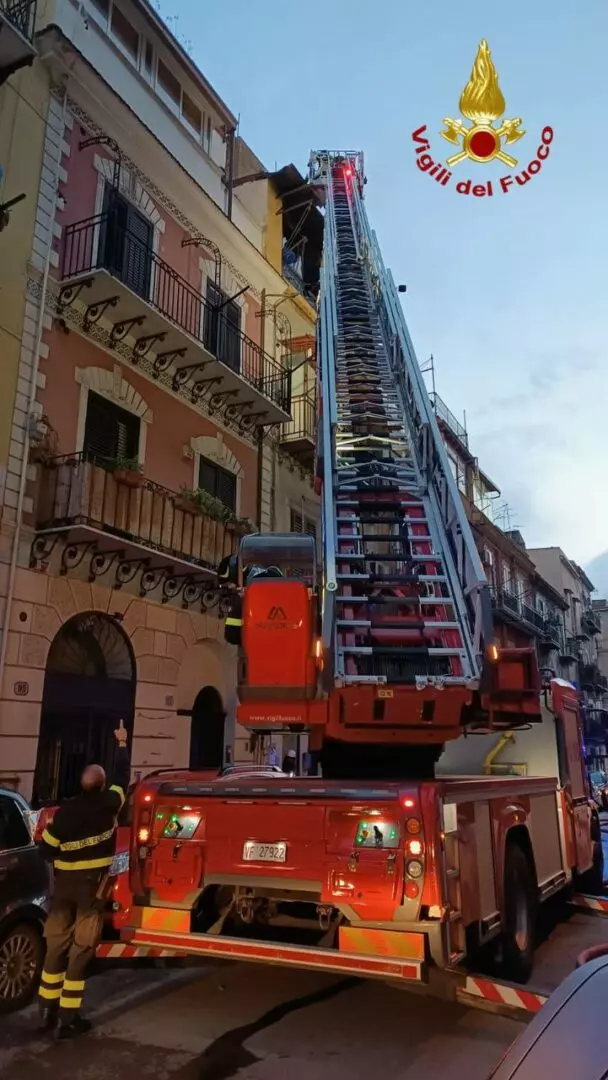 Incendio nella notte a Palermo, soccorsa una famiglia con tre bambini