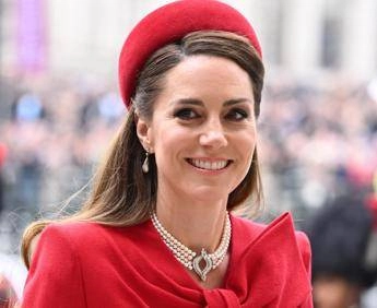 Kate Middleton, niente scatto con i figli dopo la foto ritoccata: la principessa sceglie un video e stavolta non è falso