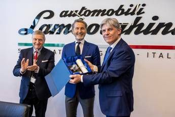 Lamborghini, Uiga consegna a Winkelmann la ‘Tartaruga d’argento’