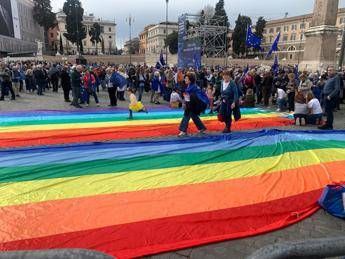Manifestazione per l’Europa oggi a Roma, folla e bandiere Ue in piazza del Popolo