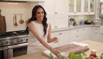 Meghan pubblica una foto con i figli Archie e Lilibet: è polemica