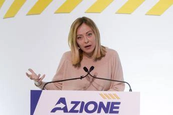 Meloni: “Ue senza difesa come una comunità hippie”