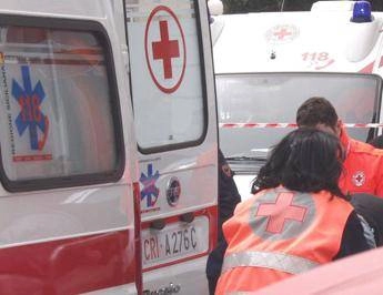 Messina, ventenne accoltellata e uccisa in strada. Caccia all’aggressore