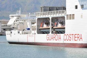 Nave incagliata vicino all’Elba, blackout e acqua nello scafo: equipaggio in salvo