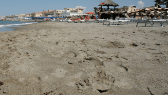 Ostia, incendi in due stabilimenti: cabine a fuoco