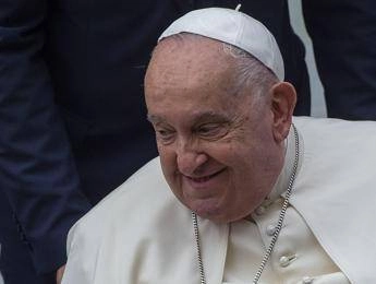 Papa Francesco, Vaticano: “Lievi miglioramenti con l’uso della parola”