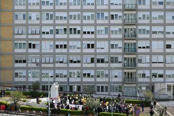 Papa Francesco, l’Angelus dal Gemelli: “Mi unisco ai malati, fragili come me”