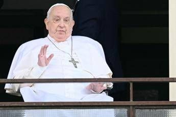 Papa Francesco si affaccia dal Gemelli: “Grazie a tutti”