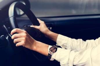 Patente guida, accordo in Ue su digitale e a 17 anni: le nuove regole