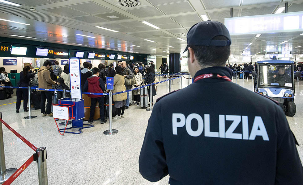 Ha tentato di accedere all’aeroporto con un gatto in valigia: bloccato dalla Polizia