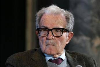 Prodi e i capelli tirati alla giornalista: “Una cosa piccola”
